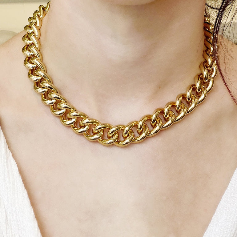 Heavy curb chain in gold plate